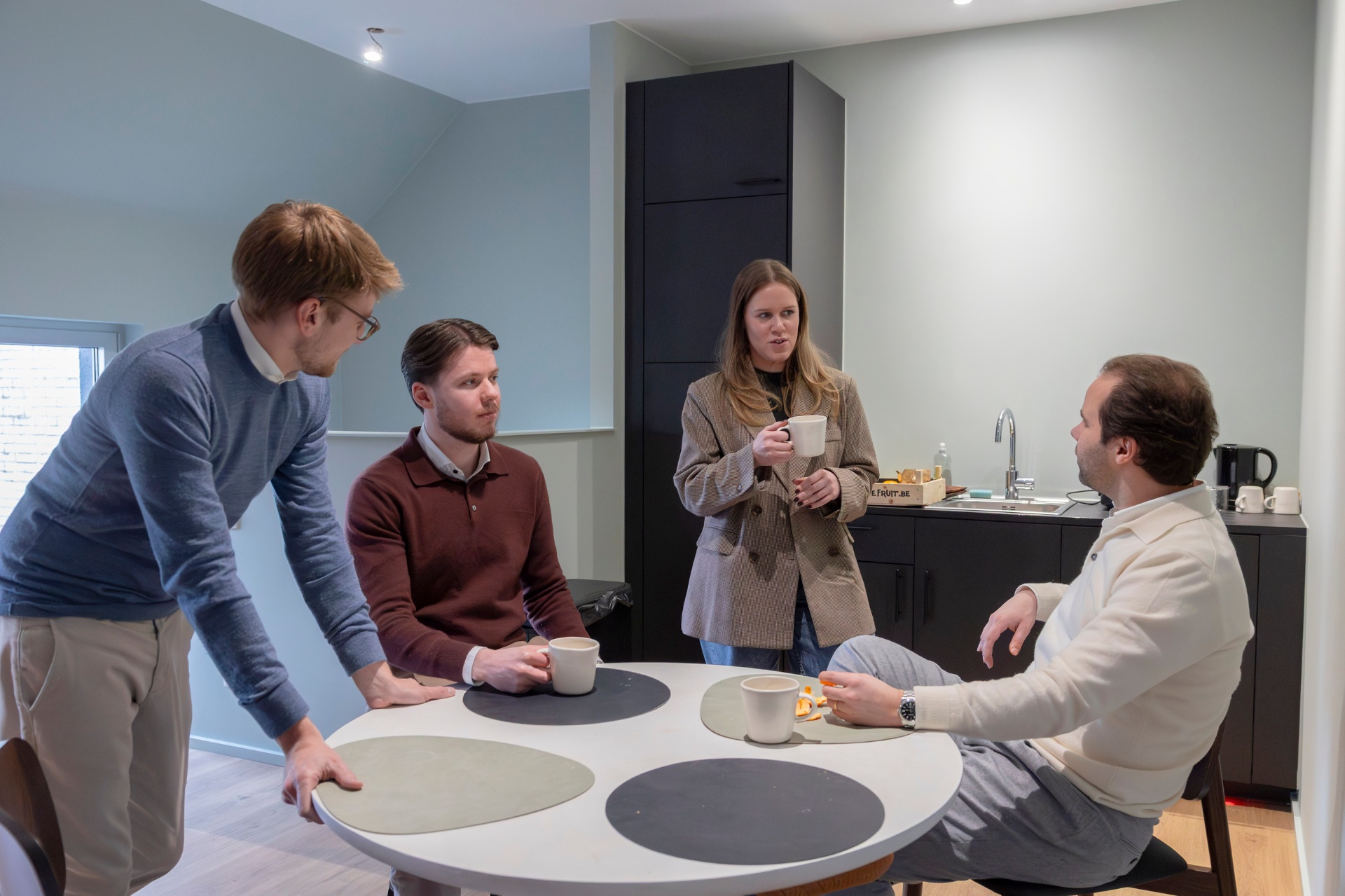 JACQ-teamgesprek met klanten over de verkoop van hun woning