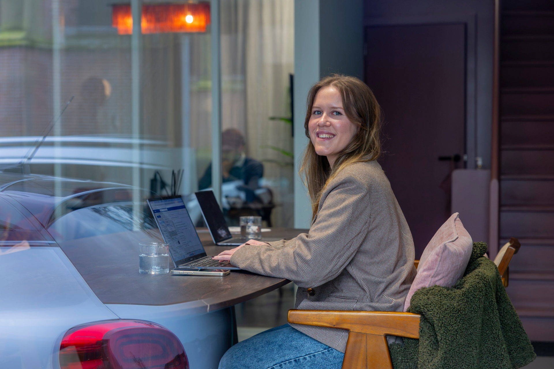 JACQ-medewerkster bereidt vastgoeddocumenten voor achter haar bureau