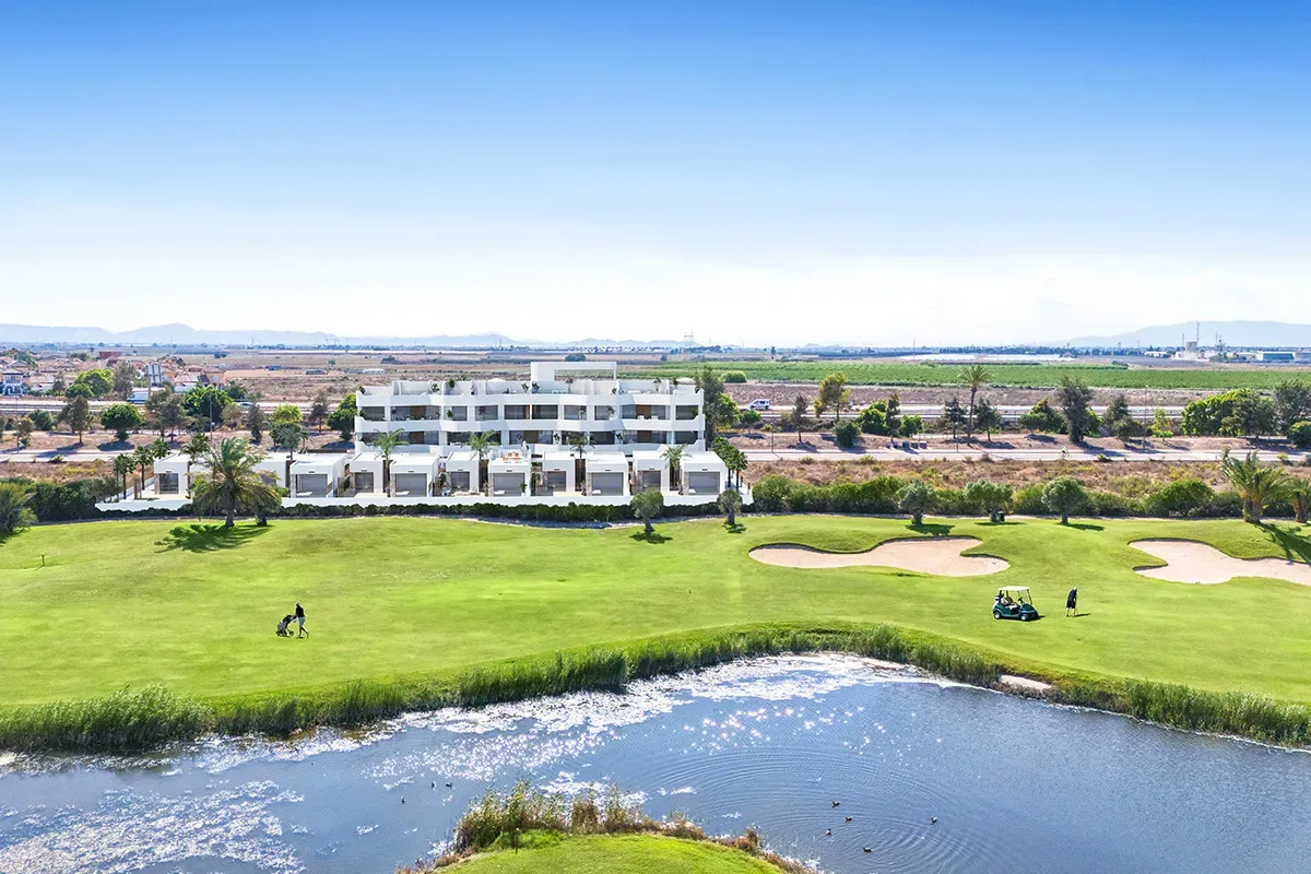 Luchtbeeld La Serena Golf met meren en de Mar Menor in de verte