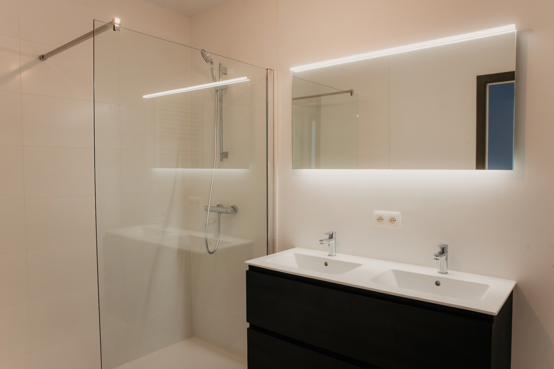 Badkamer met dubbele lavabo en LED-spiegel