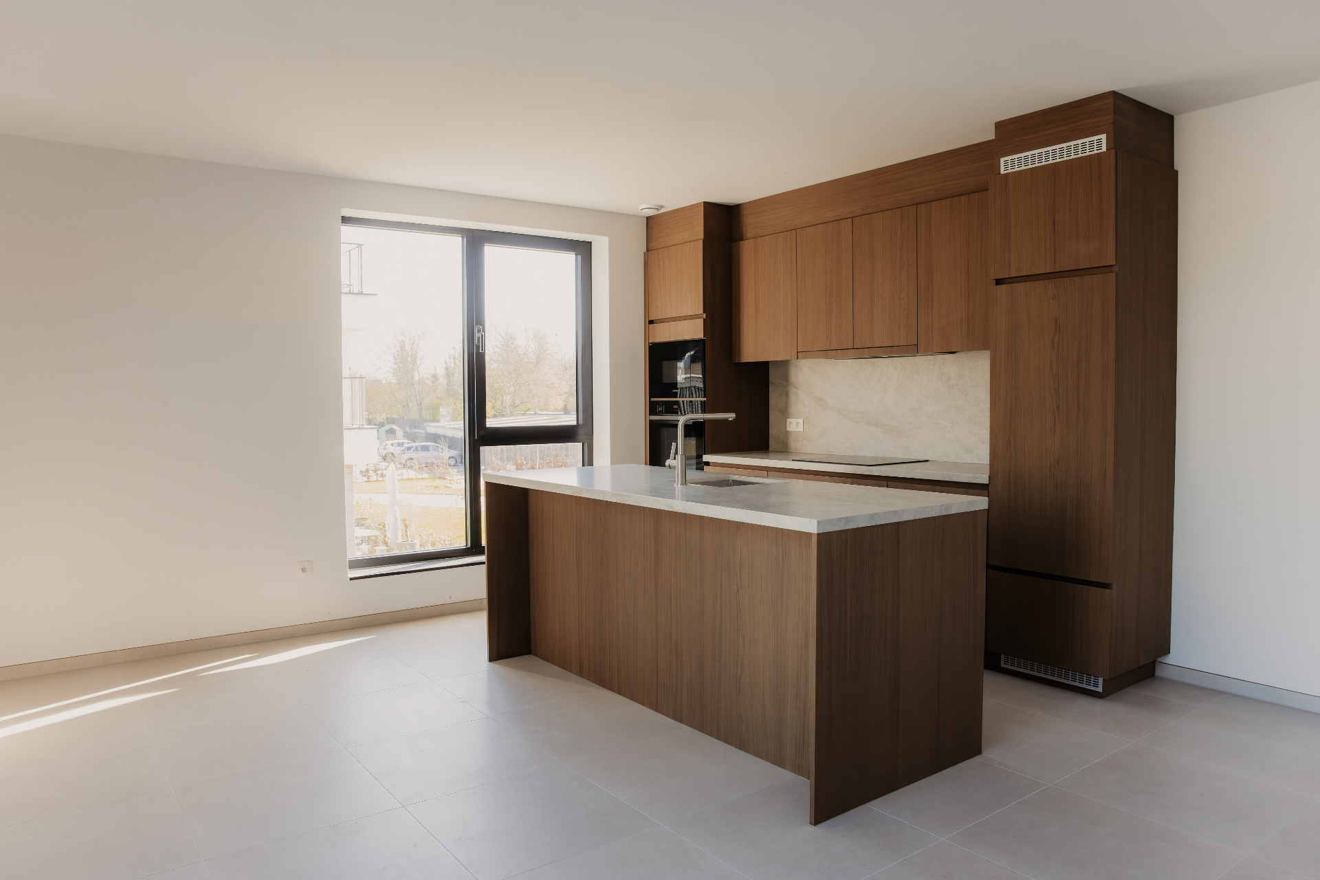 Keuken met houten kasten en marmeren werkblad