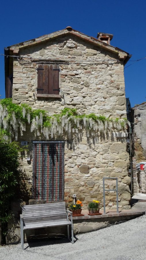 Authentieke borgo gevel met blauwe regen