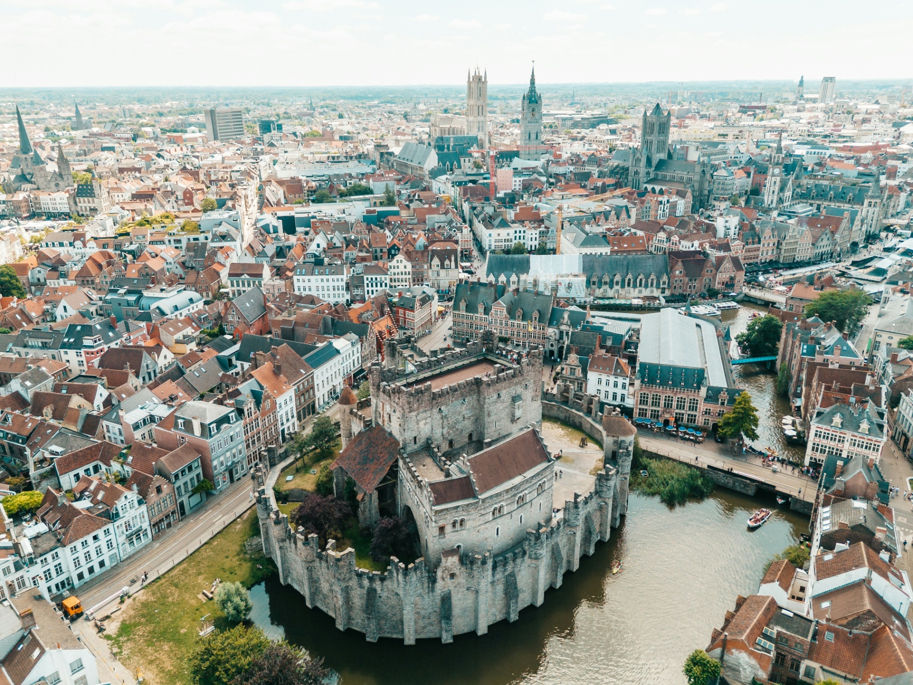 Luchtbeeld van het Gravensteen en historisch Gent