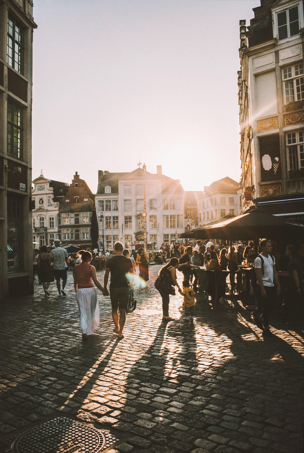 Zonsondergang op een Gents plein met terrasjes