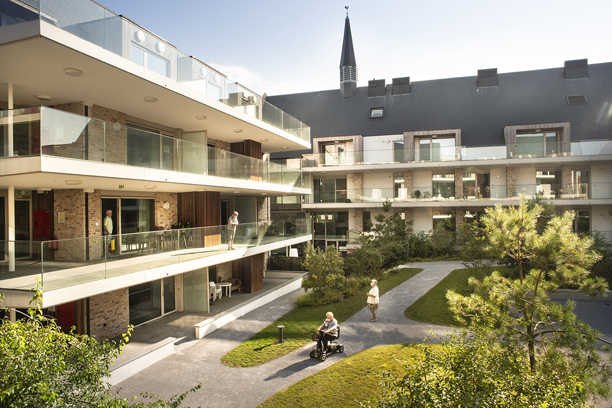 Lichtrijk interieur van assistentiewoning met eiken parket en zicht op zee