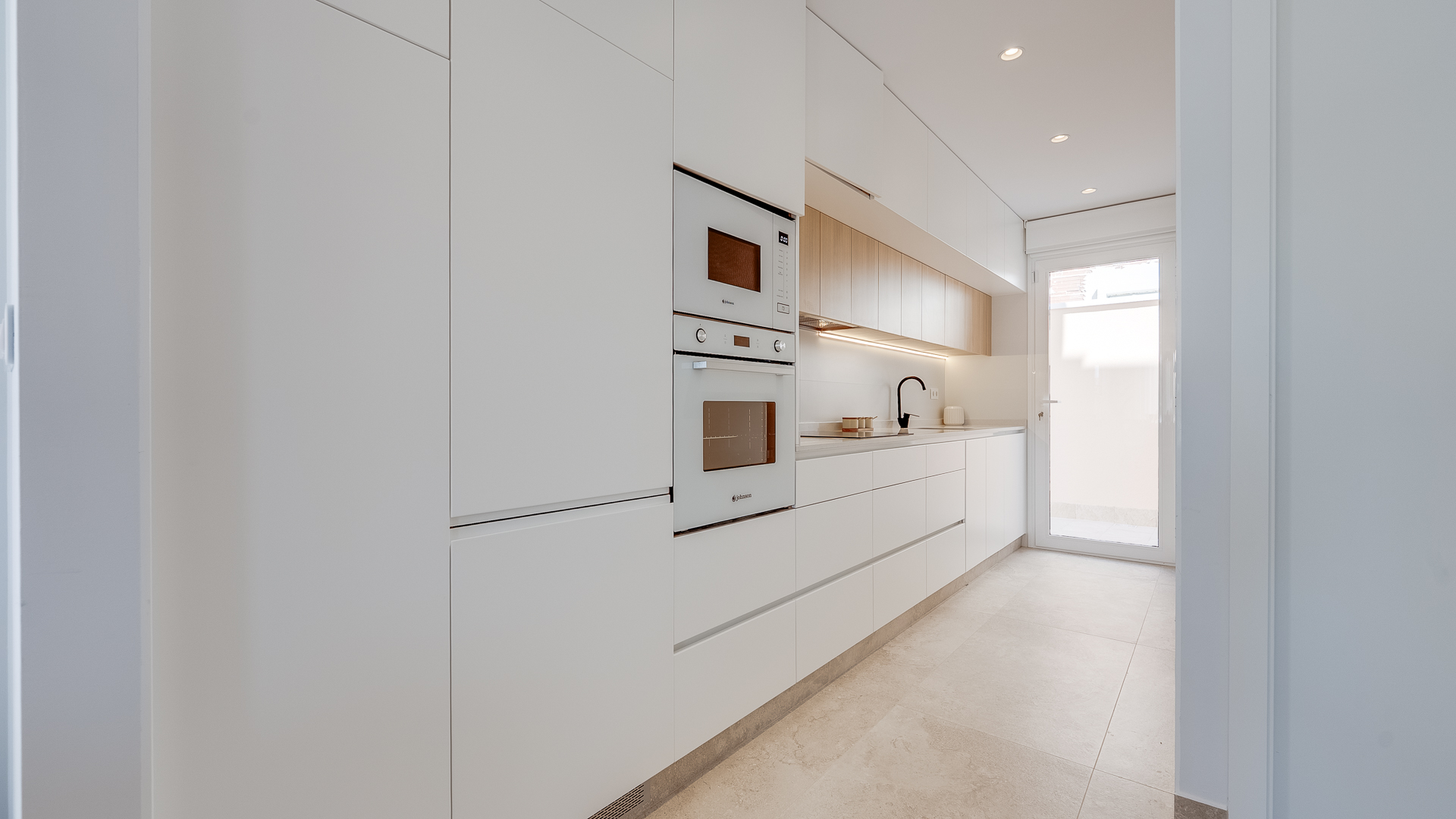 General view of the kitchen