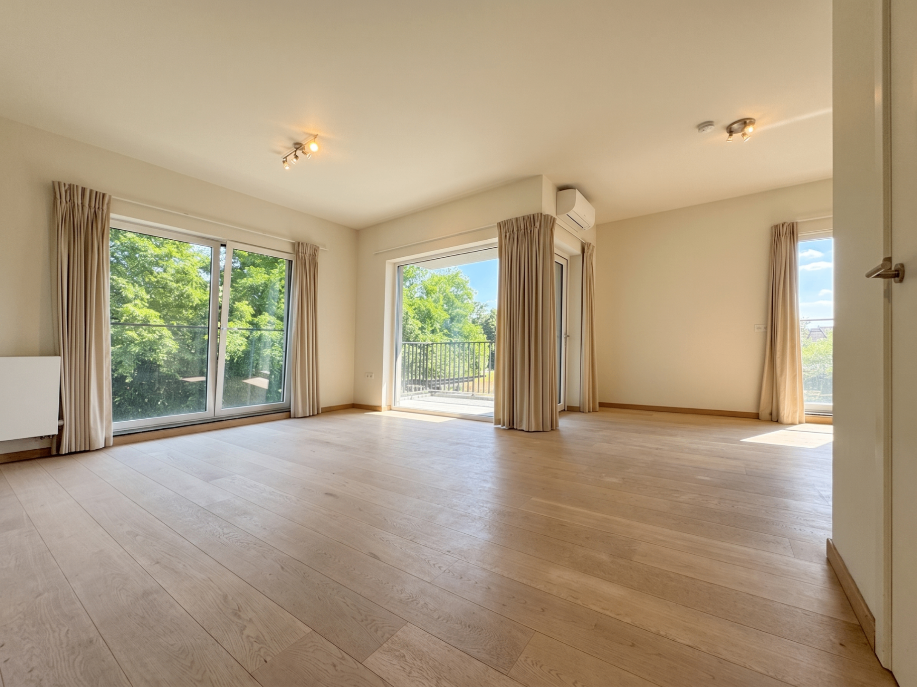 Lichtrijk interieur van assistentiewoning met eiken parket